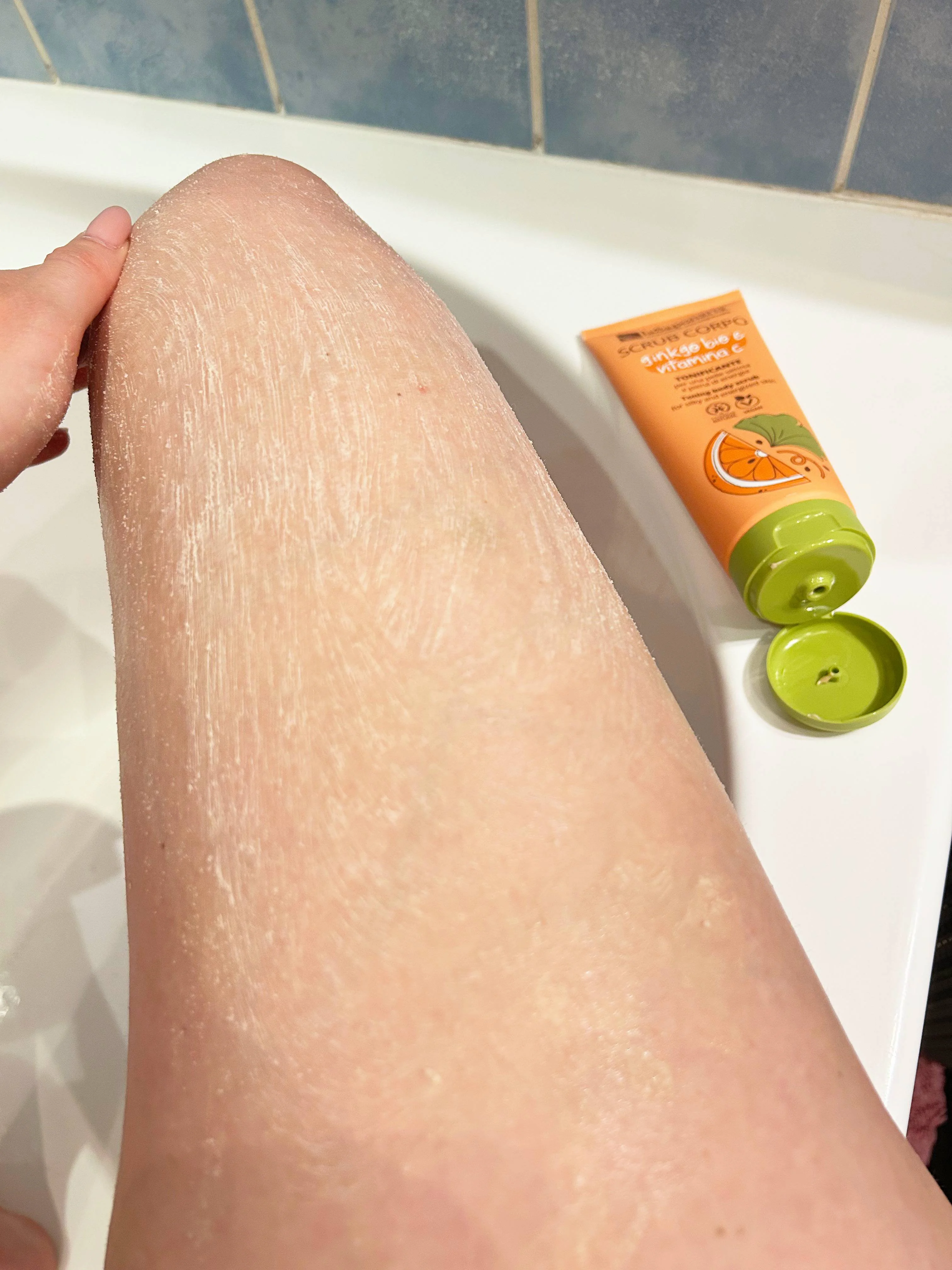 laSaponaria Körperpeeling mit Bio-Ginkgo Biloba und Vitamin C 200 ml - für geschmeidige und strahlende Haut