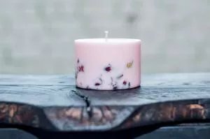 TL Candles Kerze mit dem Duft von Rosen und Honig S
