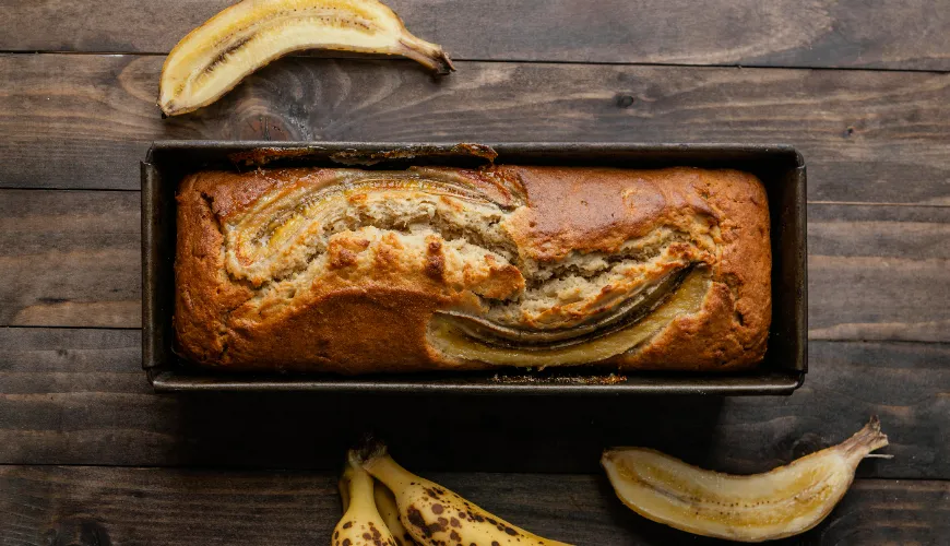 Backen Sie ein gesundes Bananenbrot ohne Zucker