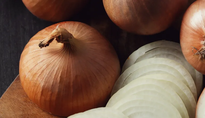 Bekämpfen Sie den Fersensporn effektiv mit Zwiebeln