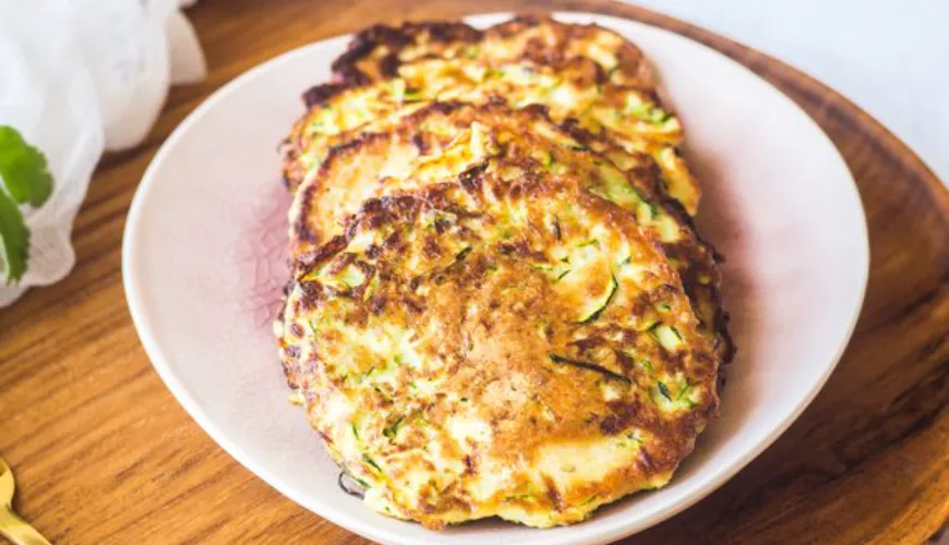 Zucchini-Pfannkuchen sind eine großartige Wahl für eine gesunde Ernährung.