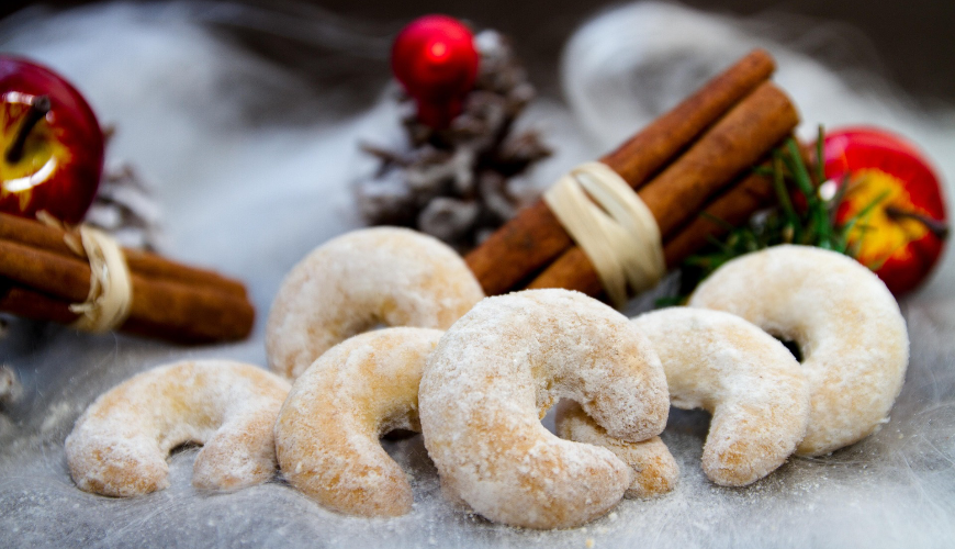 Wie man perfekte Kokosnuss-Hörnchen macht, die Ihre Familie begeistern
