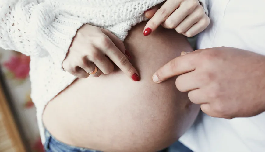 Wann treten bei Frauen die ersten Anzeichen einer Schwangerschaft auf?