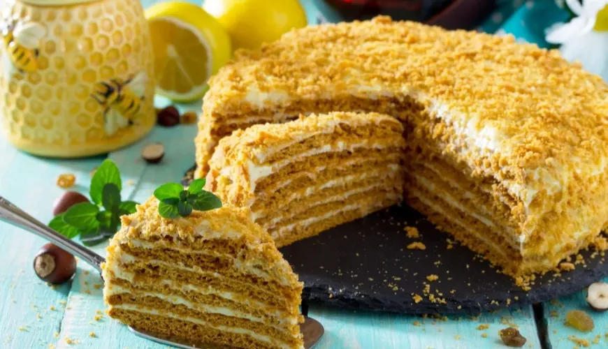 Lassen Sie sich von einem Rezept für einen echten luxuriösen Honigkuchen inspirieren