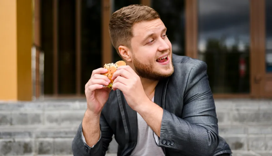 Ein praktischer und gesunder Snack für berufstätige Männer