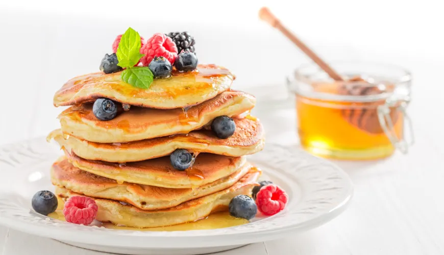 Probieren Sie ein einfaches Rezept für nahrhafte Proteinpfannkuchen aus.