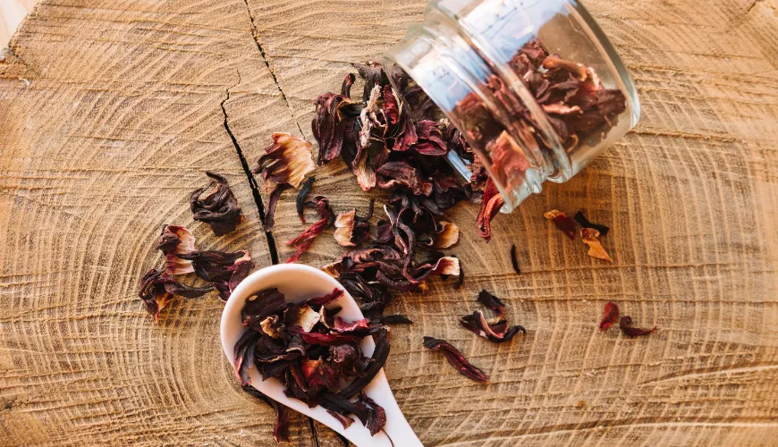 Rooibos enthält kein Koffein und ist ideal zur Entspannung des Körpers.