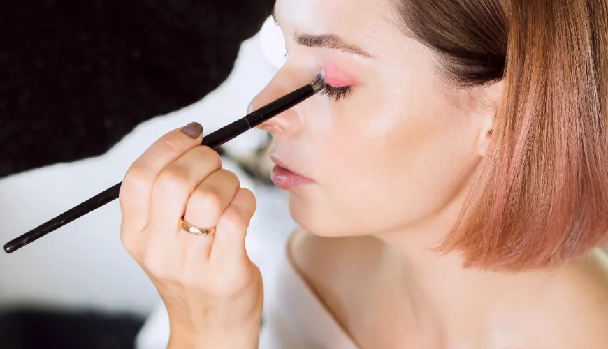 Lernen Sie, wie Sie Ihr Augen-Make-up betonen können, um Ihre Schönheit hervorzuheben